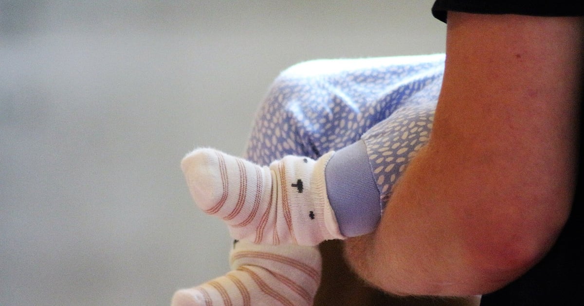 Senado aprueba extensión de licencia de paternidad para empleados públicos a 30 días  - Puerto Rico Tribune