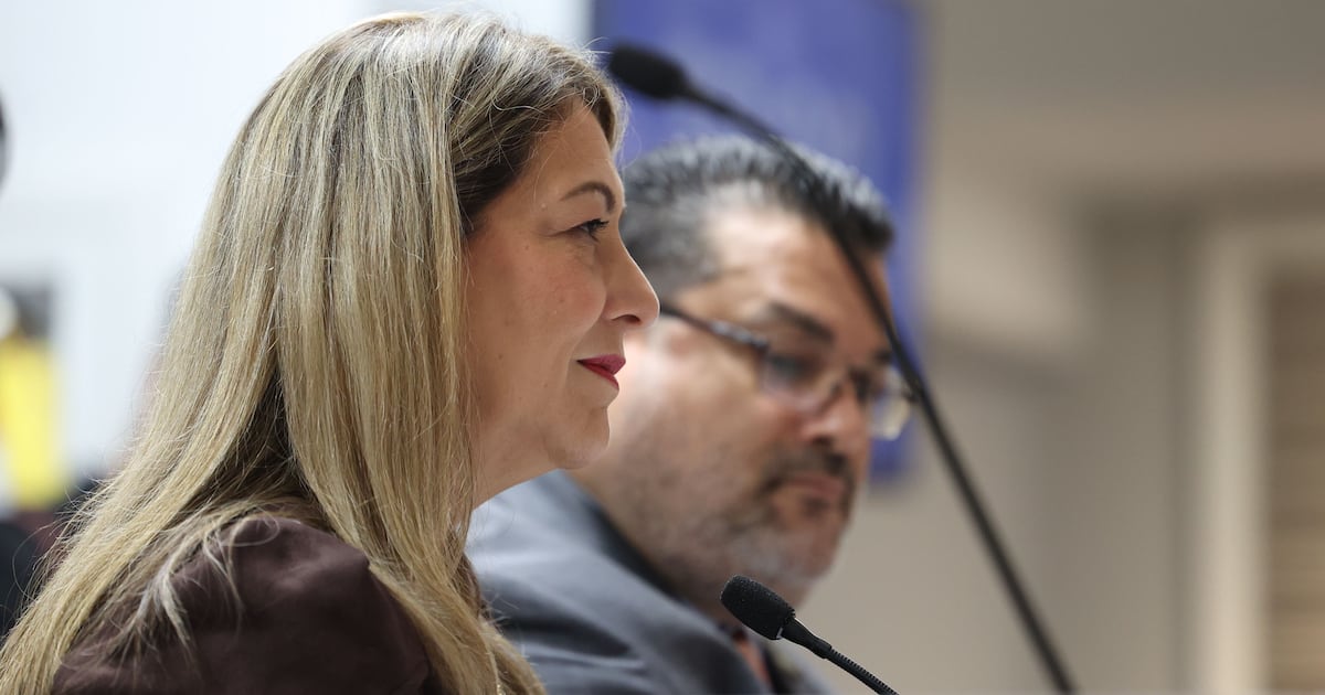 La secretaria de la Familia, Suzanne Roig ante la comisión del senado sobre el contrato de 38.5 millones.